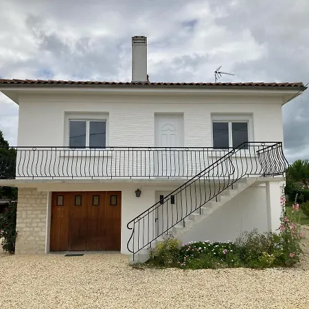 Agréable maison en centre ville Châteaubernard